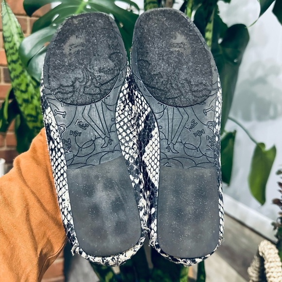 🛍️ KATHY Van Zeeland  animal print slip on - Picture 3 of 9